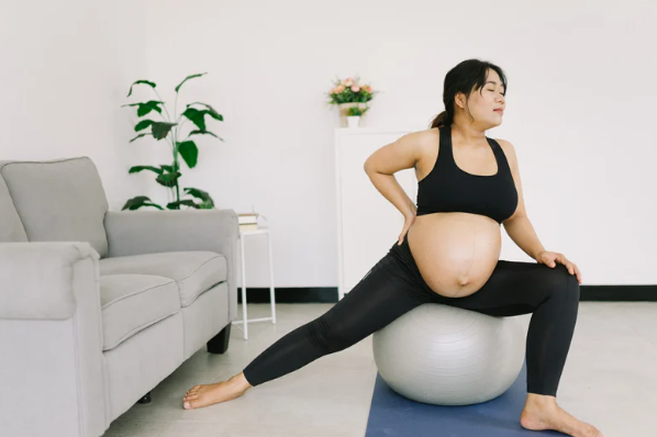 pegal saat hamil, tips ibu hamil nyaman, pijat kehamilan, mandi air hangat bumil, olahraga ringan untuk ibu hamil, bumil sering pegal, posisi tidur terbaik saat hamil, peregangan ibu hamil, Bunda, si Kecil